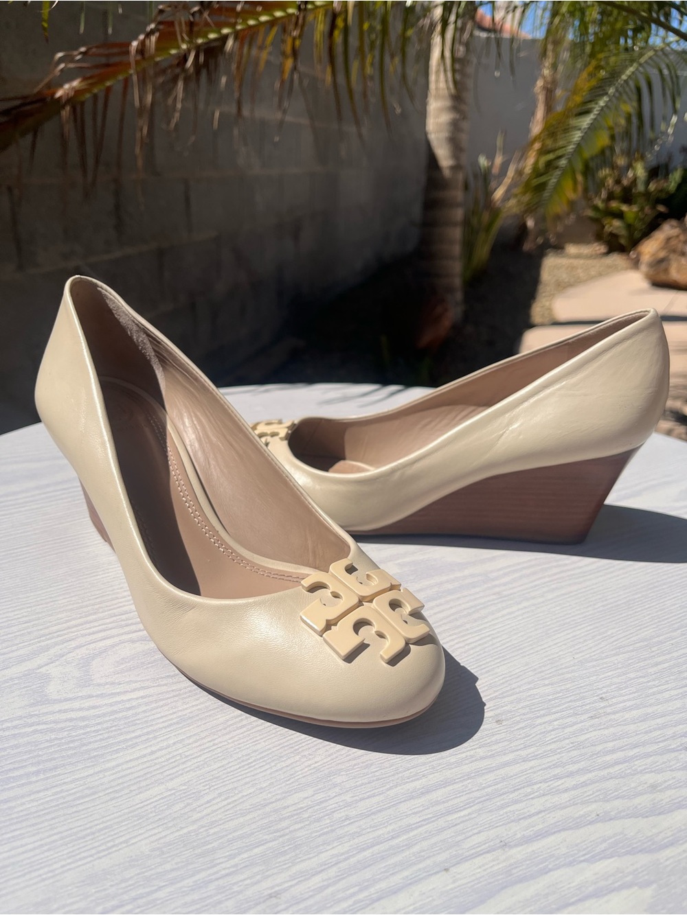 Tory Burch Cream Leather Wedge Pumps with Logo Medallion - Picture 7 of 12
